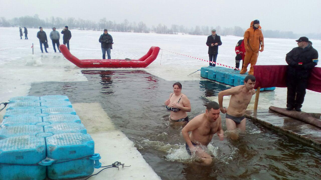 Крещение в Киеве: на Оболони одни в шубах, другие без трусов