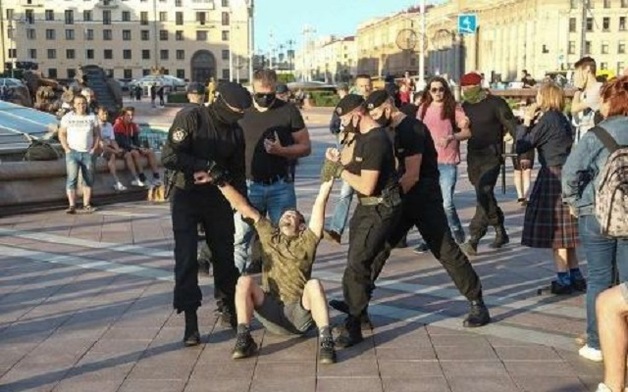 В Беларуси силовики снова задерживают участников протестов