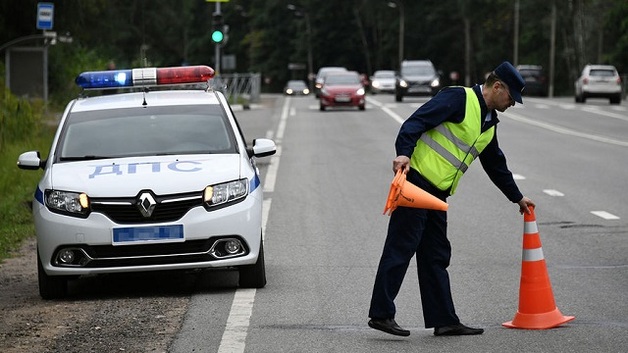 Пьяный россиянин за рулем ВАЗа врезался в легковушку и протаранил пешеходов