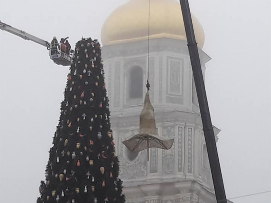 "Сорвали шабаш": с главной елки страны сняли скандальную шляпу