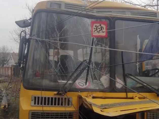 Под Полтавой водитель школьного автобуса потерял сознание на дороге: в ДТП пострадал ребенок