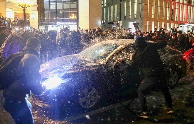 В Москве возбудили дело о повреждении машины ФСБ на несогласованной акции