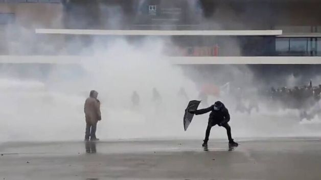 В Париже на митинг вышли противники запрета на идентификацию полицейских. Копы их разогнали водометами