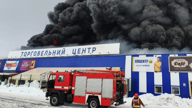 Спасатели локализовали пожар в первомайском "Эпицентре". Горят 4 тысячи квадратных метров