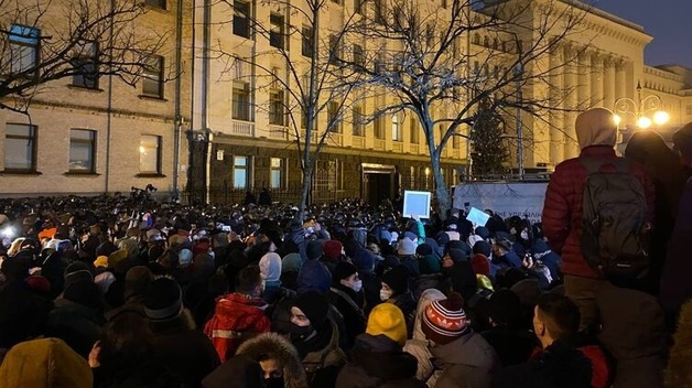 Во время столкновений на Банковой со сторонниками Стерненко ожоги глаз получили почти три десятка полицейских