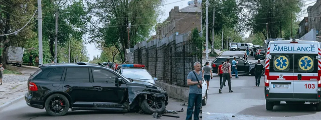 В Днепре водитель Porsche сбил людей на переходе