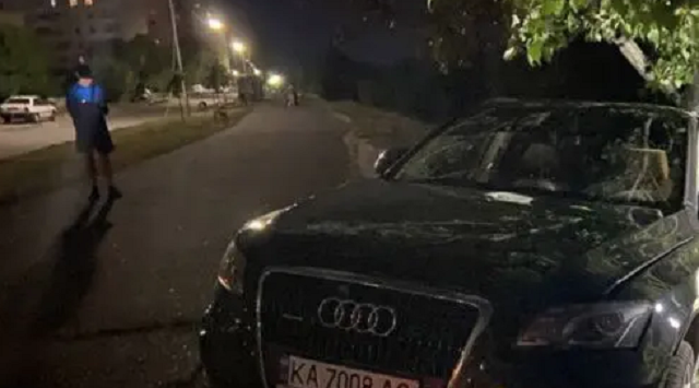 В Киеве пьяная судья за рулем Audi едва не убила прохожих и потом чуть не утонула в реке