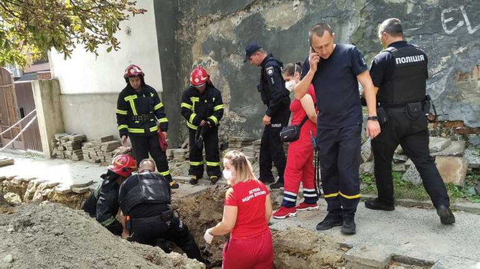 Во Львове мужчина упал в траншею возле тротуара