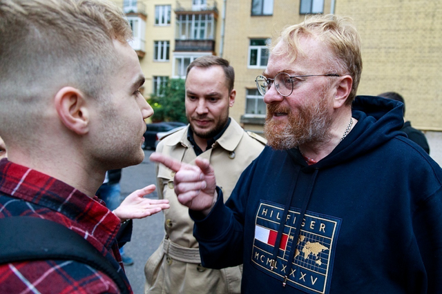 «Слушай, хватит себя вести как законченный … [гей]»