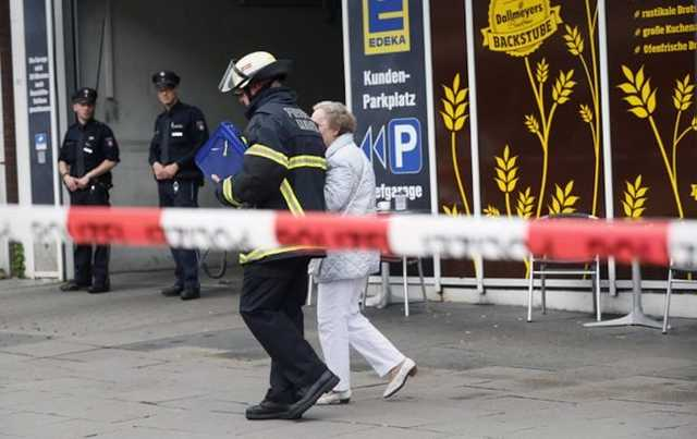 В метро Токио мужчина порезал ножом 15 пассажиров и устроил пожар