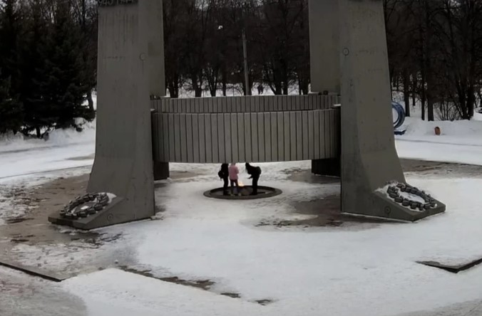 На двух братьев из Тольятти завели уголовное дело за то, что они посыпали солью Вечный огонь