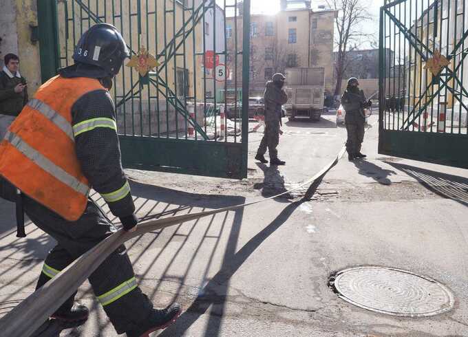 Момент взрыва СВУ рядом со зданием военкомата Невского района в Петербурге попал на видео