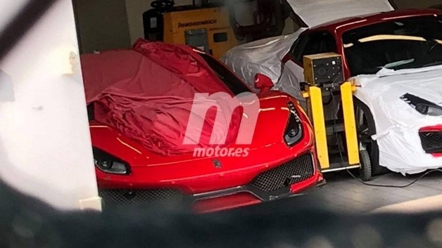 Новый суперкар Ferrari попал в объективы фотошпионов