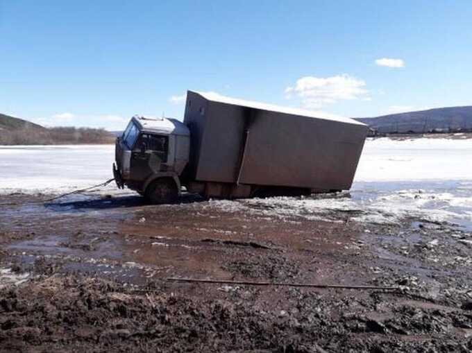 Трагедия в Забайкалье: грузовик КАМАЗ провалился под лёд, водитель погиб