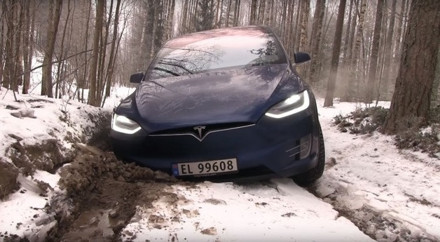 Tesla Model X проверили битвой с Крузаком и бездорожьем