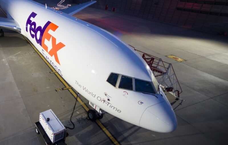 Самолёт FedEx совершил экстренную посадку из-за возгорания двигателя