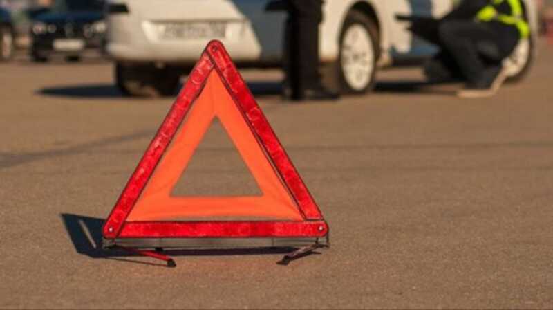 Во Владивостоке мужчина попал в аварию на парковке, столкнувшись с автомобилями, и зажал между ними человека