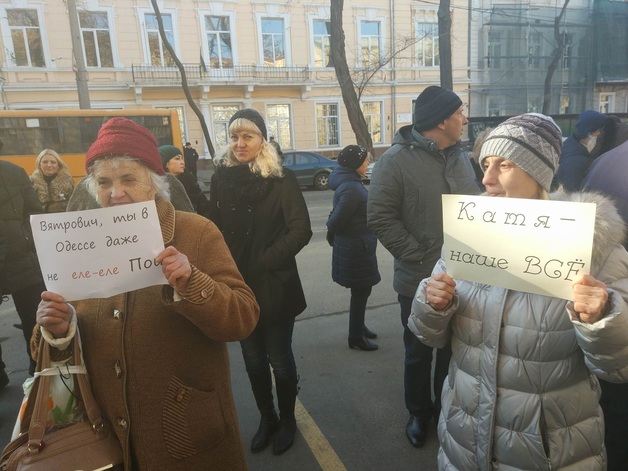 "Катя наше все!" Появились фото митинга возле суда Одессе, где решается судьба памятника Екатерине II