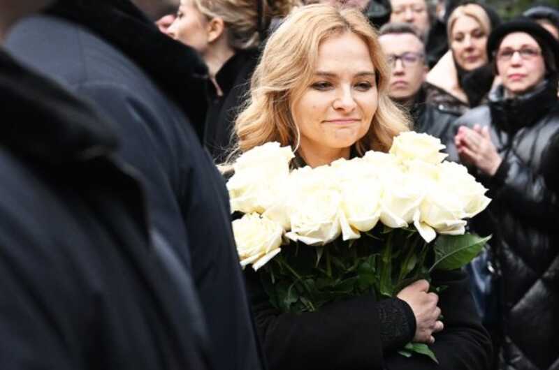 Вдова Левкина обсуждает вопросы, связанные с установкой памятника певцу