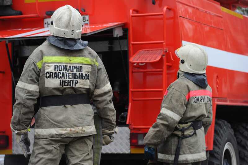 В одном из поселков Астраханской области происходит тушение крупного ландшафтного пожара