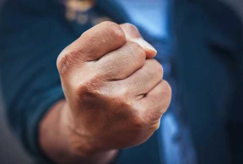 В Башкирии девушку избили прохожие из-за розового цвета ее волос