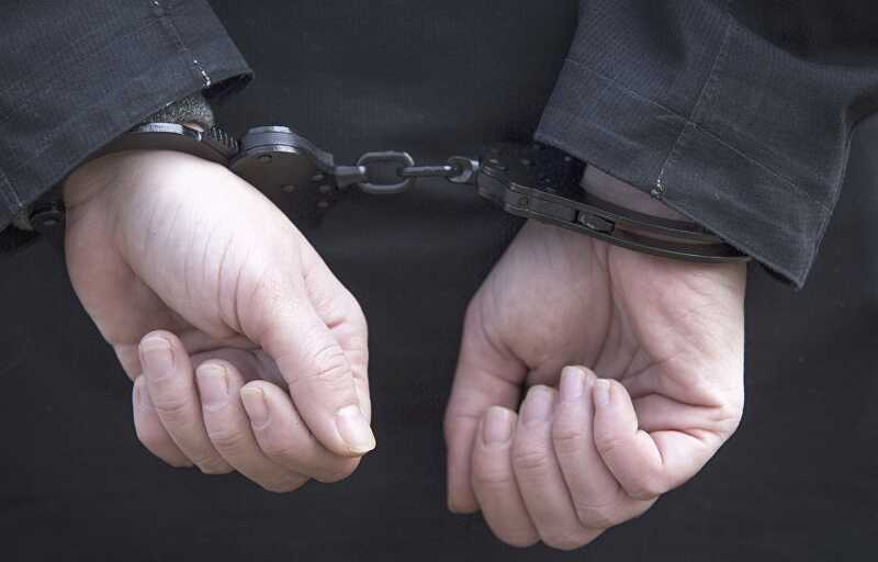 В Петербурге мужчина атаковал женщину и священника у храма