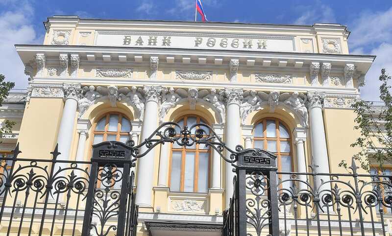 Россияне высказывают недовольство из-за неудобств при разблокировке денежных переводов в банках