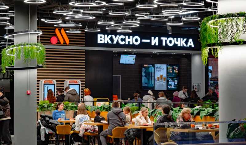 Сотрудник «Вкусно — и точка» объяснил инцидент с плевком, сославшись на угрозы со стороны клиентов