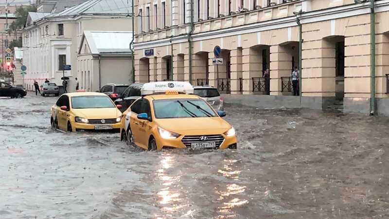 Жителей Москвы попросили воспользоваться общественным транспортом из-за сильного дождя