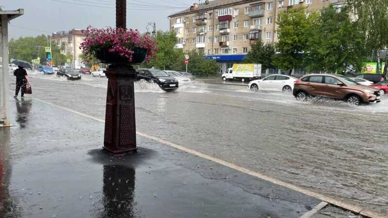 Две женщины оказались в автомобиле, окружённом крупной лужей в центре Москвы