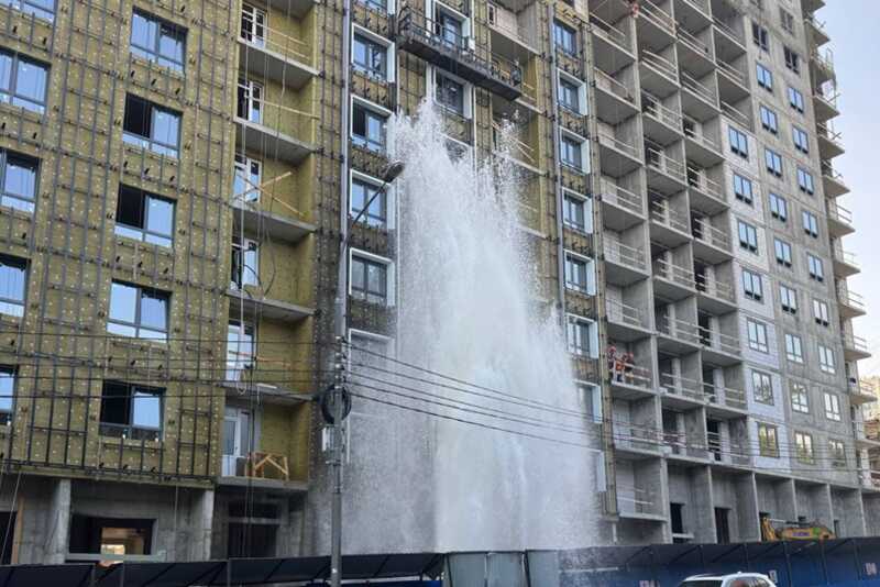 В западной части Москвы произошла авария на трубопроводе