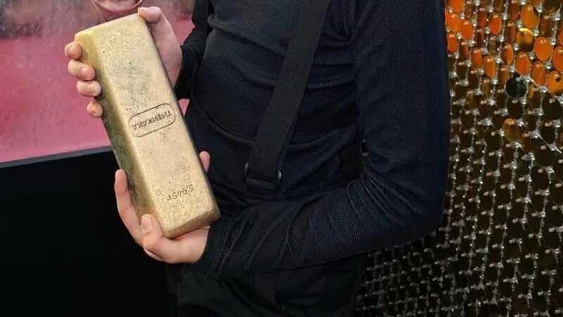 Злоумышленник похитил из музея в Петербурге "золотой" слиток