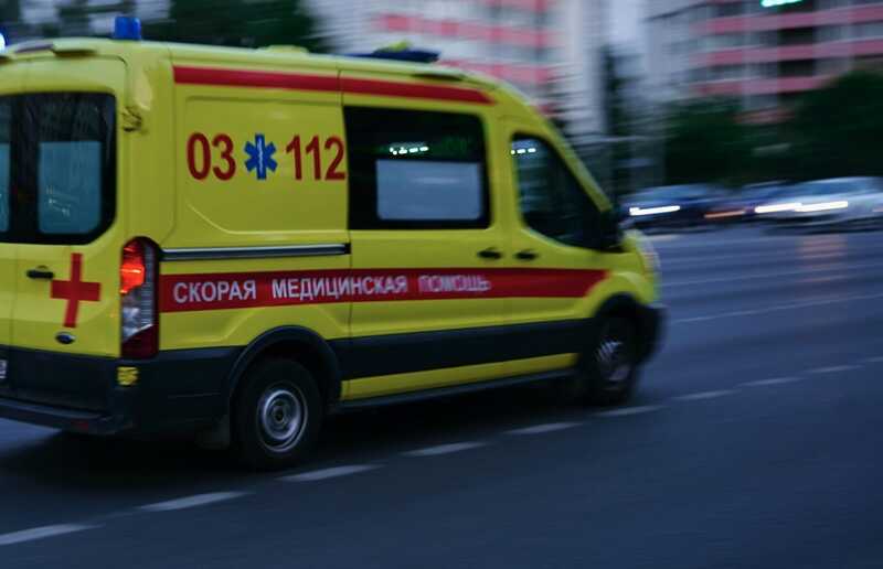 В центре Москвы перевернулась машина скорой помощи после столкновения с грузовиком