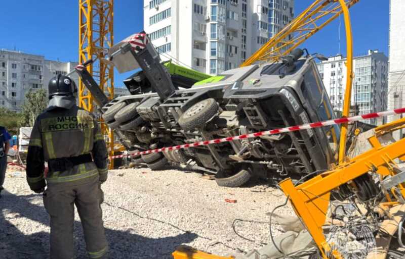 Башенный кран рухнул в жилом квартале Севастополя: один человек погиб
