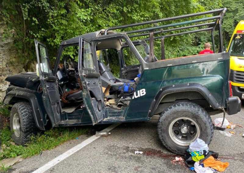 В интернете появились видеозаписи из Сочи, запечатлевшие момент, когда автомобиль УАЗ с туристами перевернулся