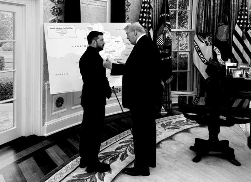 Администрация Белого дома опубликовала снимок, на котором Трамп и Зеленский позируют рядом с картой, отображающей Украину