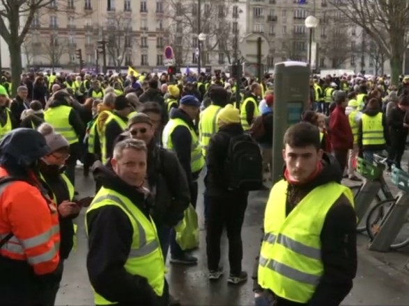 Во Франции протестующие подожгли машины