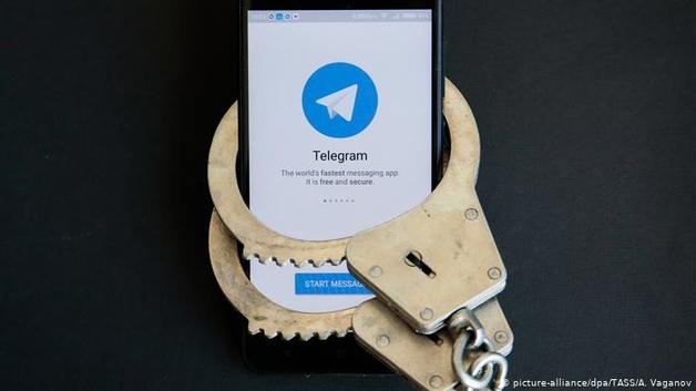 У родных вероятного автора популярного Telegram-канала проходят обыски