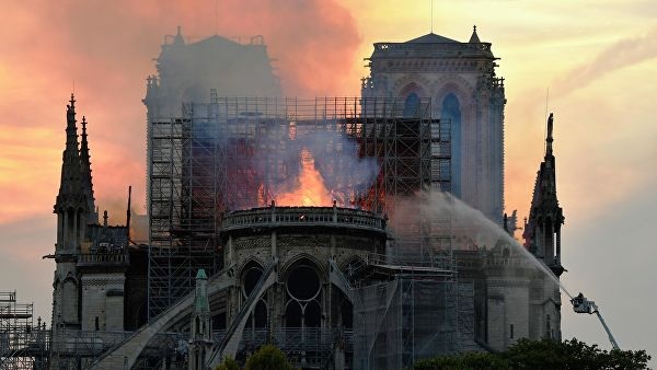 Пожар в Нотр-Даме: возле собора случилось новое ЧП