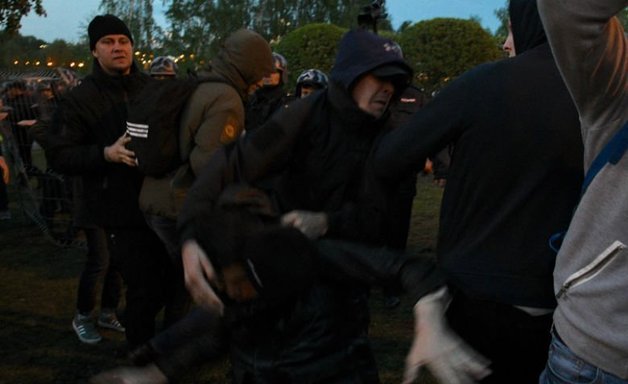 «Кто не скачет, тот за храм». В Екатеринбурге протестующие устроили «майдан» после стычек с ОМОН