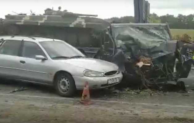 В Полтавской области произошло тройное ДТП с грузовиком, перевозившим военную технику