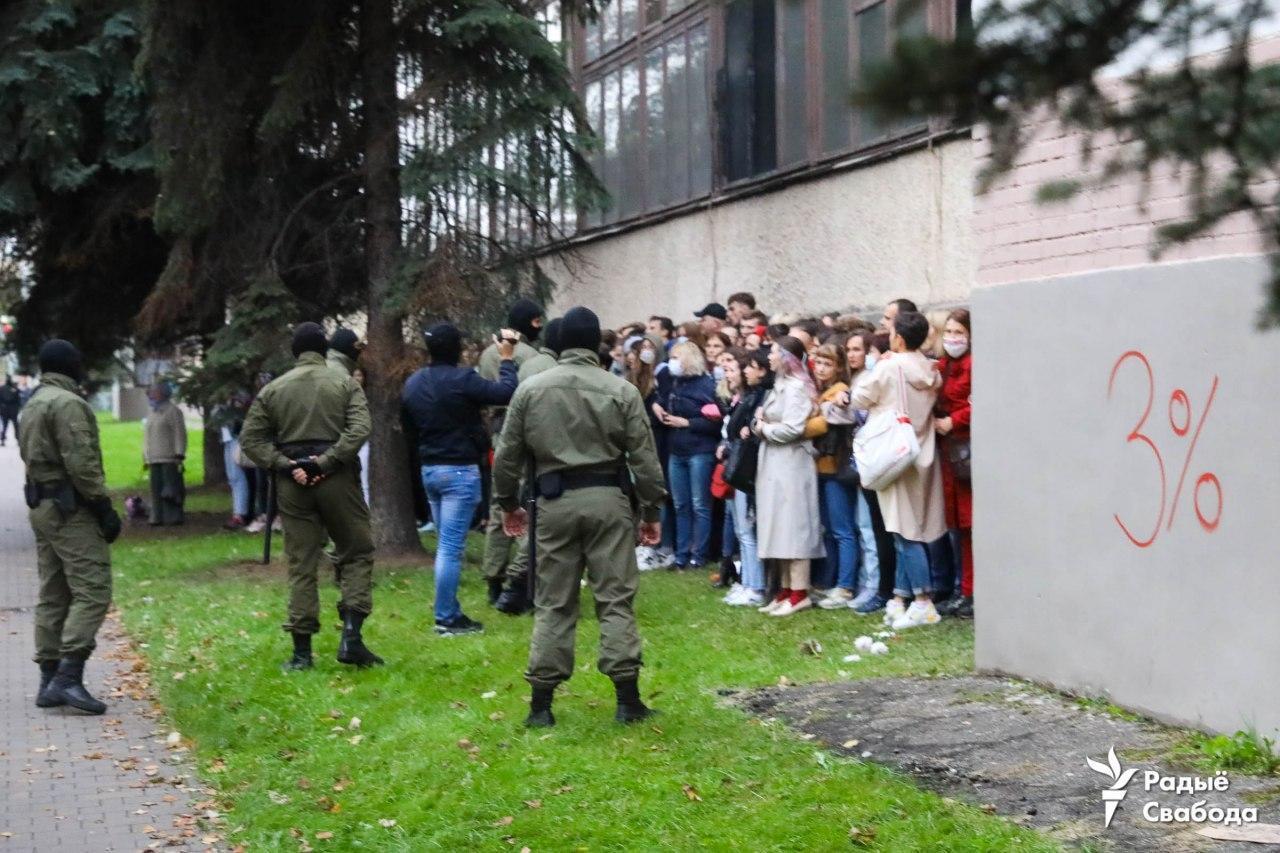 Возле протестующих видно надпись