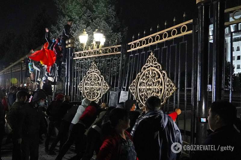 Прорыв митингующих к парламенту в Бишкеке.