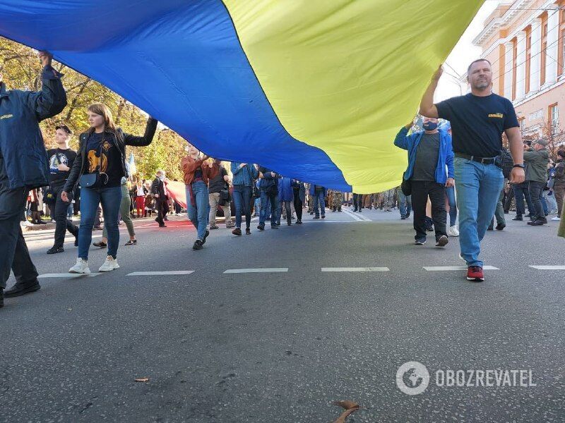 Украинцы несли огромный флаг