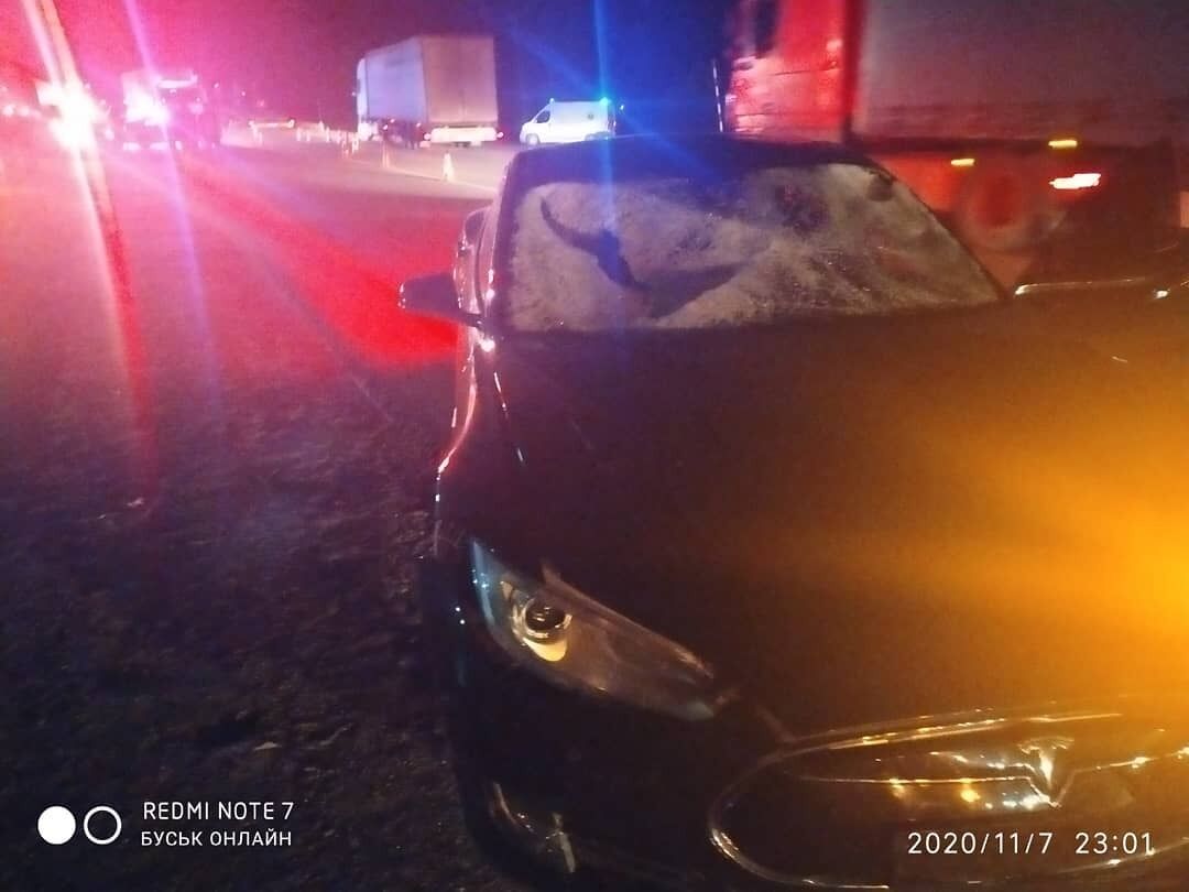 Водитель Tesla S сбил двух парней возле Буска thixuiddziqqxglv