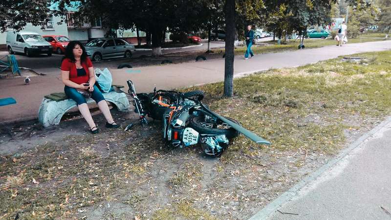 ÐÐ° ÑƒÐ»Ð¸Ñ†Ðµ ÐÑ€Ñ…Ð¸Ñ‚ÐµÐºÑ‚Ð¾Ñ€Ð° Ð’ÐµÑ€Ð±Ð¸Ñ†ÐºÐ¾Ð³Ð¾ Ð²Ð¾Ð·Ð»Ðµ "Ð¤ÑƒÑ€ÑˆÐµÑ‚Ð°" Nissan ÑÐ±Ð¸Ð» Ð¼Ð¾Ñ‚Ð¾Ñ†Ð¸ÐºÐ»Ð¸ÑÑ‚Ð° Ð¸ ÑÐºÑ€Ñ‹Ð»ÑÑ Ñ Ð¼ÐµÑÑ‚Ð° Ð°Ð²Ð°Ñ€Ð¸Ð¸ quxidzeikiruglv