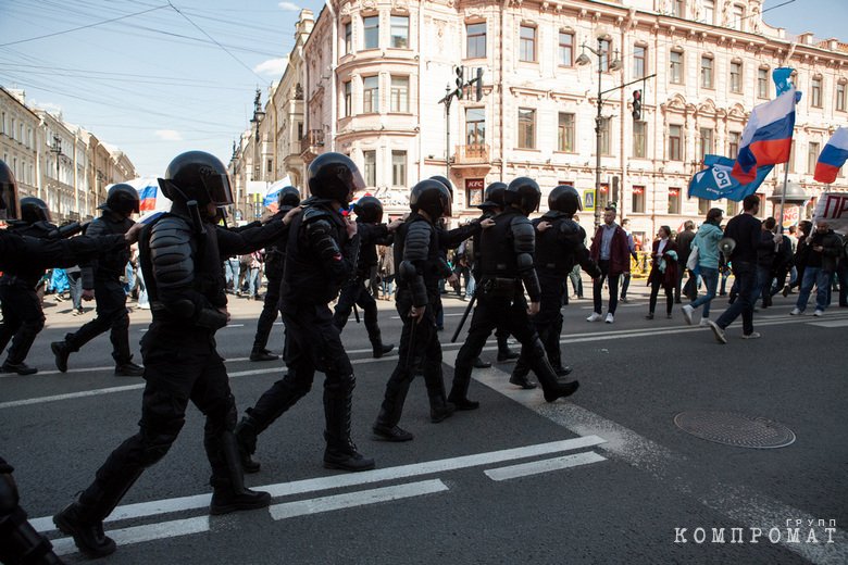 Окружившие митингующих силовики