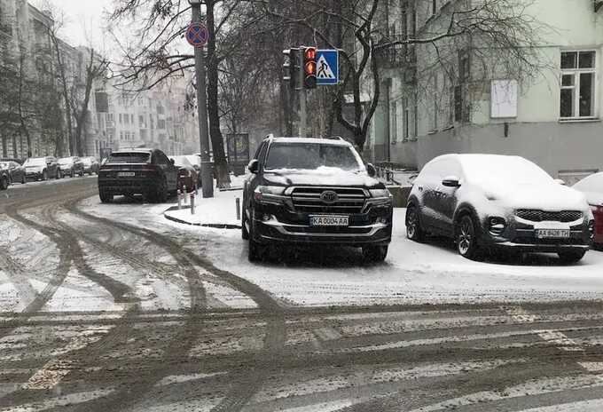 Арахамию поймали на нарушении правил парковки