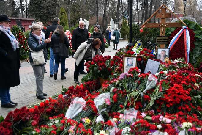 Россияне несут цветы на могилу Владимира Жириновского