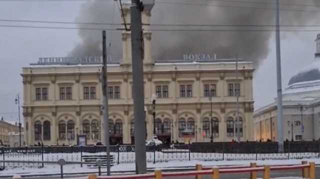 Три вертолета и пожарный поезд привлечены к тушению горящего цветочного склада в Москве